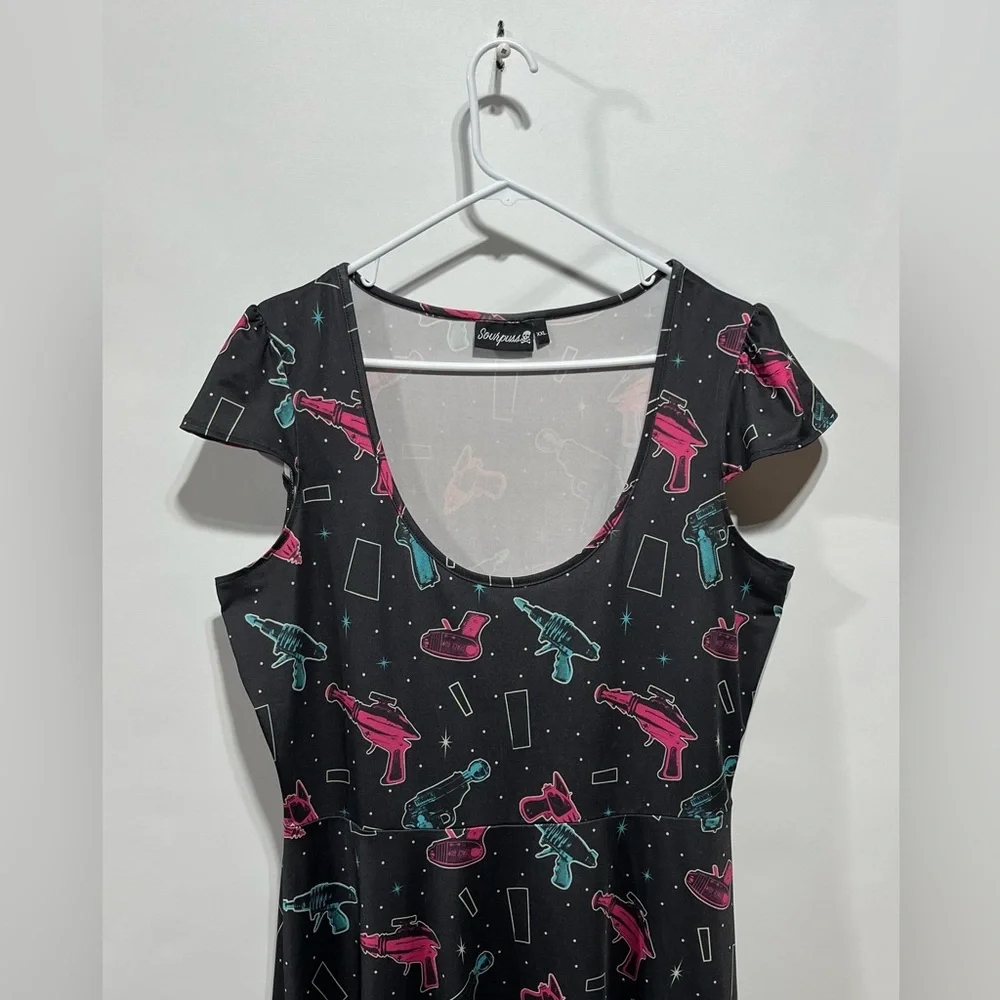 Sourpuss black dress featuring a pink and blue retro ray gun print Size XXL - Picture 3 of 6